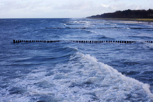 Deutschland, Mecklenburg-Vorpommern, Groynes auf der Halbinsel Zingst - JTF01499