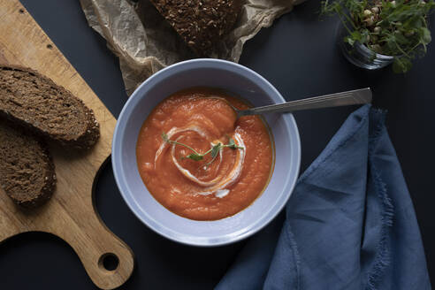 Schwarzbrot und eine Schüssel Kürbis-Karotten-Suppe - VPIF02190