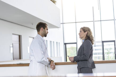 Geschäftsfrau und Arzt im Gespräch im Krankenhaus - BMOF00328