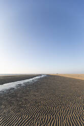 Dänemark, Romo, Klarer Himmel über gekräuseltem Strand - ASCF01168