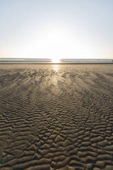 Dänemark, Romo, Gekräuselter Strand bei Sonnenuntergang - ASCF01172
