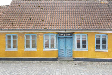 Dänemark, Ribe, Fassade eines alten Stadthauses mit Ziegeldach - ASCF01199