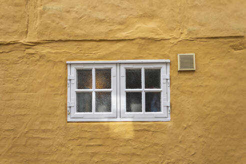 Dänemark, Ribe, Kleine verglaste Fenster in gelber Hauswand - ASCF01206