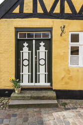 Dänemark, Ribe, Verschnörkelte Eingangstüren eines Fachwerkstadthauses - ASCF01207