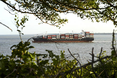 Mosambik, Maputo, Voll beladenes Containerschiff in der Bucht von Maputo - VEGF01819