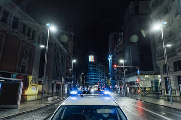 Spanien, Madrid, Dach eines Polizeiautos auf einer nächtlichen Straße - OCMF01154