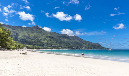 Seychelles, Mahe, Beau Vallon Beach in summer - MABF00562