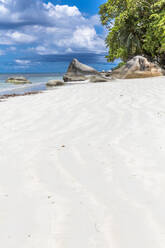 Seychellen, Mahe, Beau Vallon Strand im Sommer - MABF00563