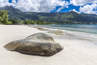 Seychellen, Mahe, Granitfelsen am Strand von Beau Vallon im Sommer - MABF00564