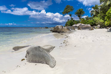 Seychelles, Mahe, Granite rocks at Beau Vallon Beach in summer - MABF00569