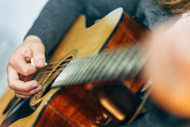 Detailaufnahme der Hände beim Spielen der Gitarre - EYF01811