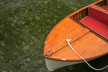 Hohe Winkel Ansicht von Boot im Wasser - EYF01824