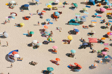 High Angle View of Crowd am Strand - EYF01828