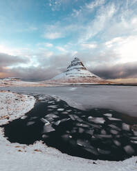 Scenic Blick auf das Meer gegen bewölkten Himmel im Winter - EYF01904