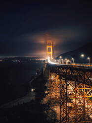 Beleuchtete Hängebrücke bei Nacht - EYF01923