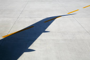 Schatten eines Flugzeugs auf der Startbahn - EYF01937