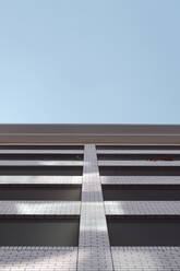 Low Angle View of Building gegen klaren Himmel - EYF01994