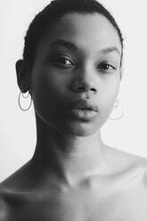 Close-Up-Porträt der jungen Frau über weißem Hintergrund - EYF02001