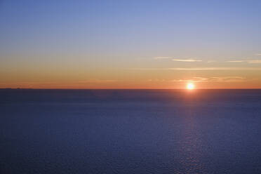 Spanien, Mallorca, Pollenca, Sonnenaufgang am Mittelmeer - SIEF09676
