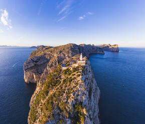 Spanien, Mallorca, Luftaufnahme des Leuchtturms von Formentor in der Morgendämmerung - SIEF09682