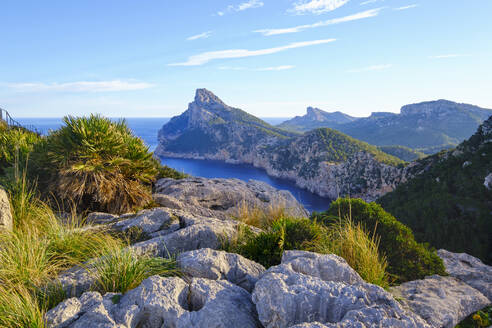 Spanien, Mallorca, Pollenca, Blick auf die Halbinsel Cap de Formentor vom Mirador Es Colomer aus gesehenAnfahrtSpeichern - SIEF09686