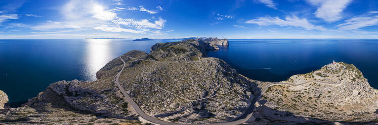 Spanien, Mallorca, Pollenca, Drohnenpanorama von Cap de Formentor mit klarer Horizontlinie über dem Mittelmeer im Hintergrund - SIEF09690