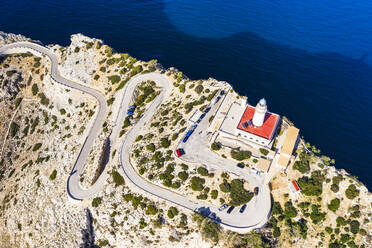 Spanien, Mallorca, Pollenca, Drohnenansicht der kurvenreichen Straße, die zum Leuchtturm von Formentor führt - SIEF09692