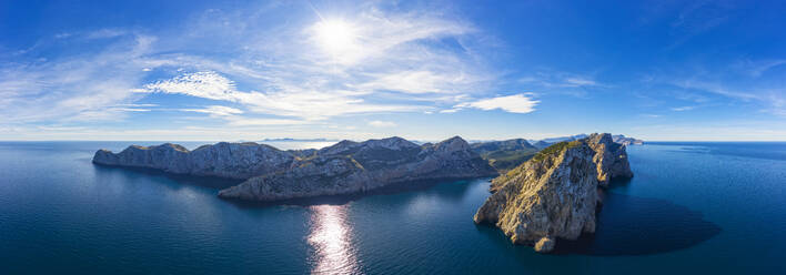 Spanien, Mallorca, Pollenca, Drohnenpanorama von Cap de Catalunya, Cala Figuera und Cap de Formentor - SIEF09694