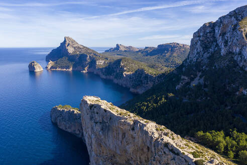 Spanien, Mallorca, Pollenca, Drohnenansicht von Mirador Es Colomer und Na Ferrandell auf der Halbinsel Formentor - SIEF09695