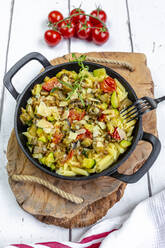 Pfanne mit vegetarischer Pasta mit Zucchini, Auberginen, Tomaten und Parmesan - SARF04501