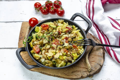 Pfanne mit vegetarischer Pasta mit Zucchini, Auberginen, Tomaten und Parmesan - SARF04502