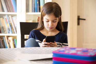 Mädchen macht Hausaufgaben mit Smartphone - LVF08703