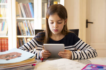 Mädchen macht Hausaufgaben mit digitalem Tablet - LVF08704