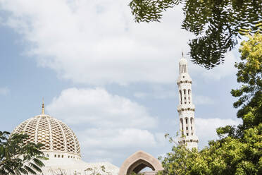 Oman, Muscat, Low angle view of dome and minaret of Sultan Qaboos Grand Mosque - AUF00168