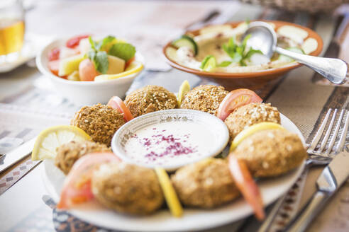 Oman, Teller mit nahöstlichen Speisen - AUF00169