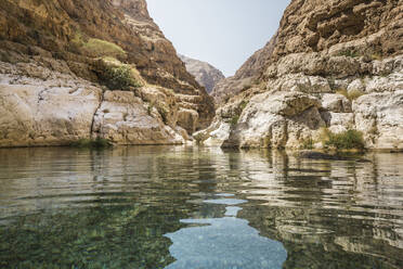 Oman, Gouvernement Ash Sharqiyah Nord, Gebirgiges Flussufer im Wadi Shab - AUF00188