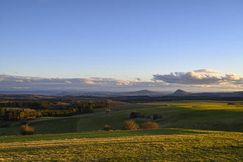 Deutschland, Baden-Württemberg, Emmingen-Liptingen, Abendstimmung auf dem Witthoh-Berg - ELF02151