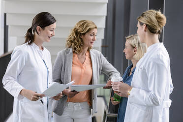Geschäftsfrau und Ärztinnen bei einem Arbeitstreffen im Krankenhaus - BMOF00353