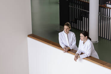 Zwei Ärztinnen machen eine Pause im Krankenhaus - BMOF00362