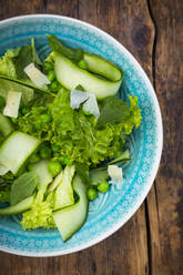 Salatteller mit grünen Erbsen, Minze, Gurke, Parmesankäse und Lollo Bionda-Salat - LVF08716