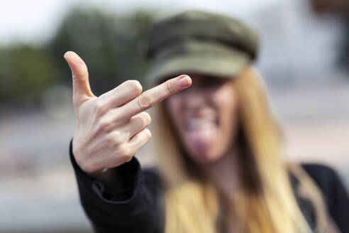 Wütende junge Frau, die den Finger zeigt, Nahaufnahme - JSRF00951