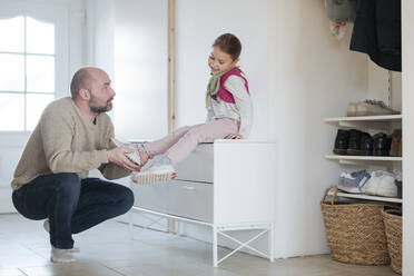 Vater und Tochter bügeln gemeinsam zu Hause - VYF00111