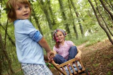 Kinder spielen im Wald - AUF00191