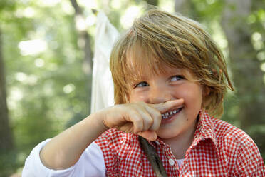 Porträt eines glücklichen Jungen im Wald - AUF00196