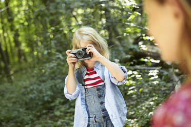 Mädchen fotografiert im Wald mit altmodischer Kamera - AUF00207