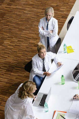 Weiblicher Arzt in einer Sitzung im Konferenzraum, lizenzfreies Stockfoto