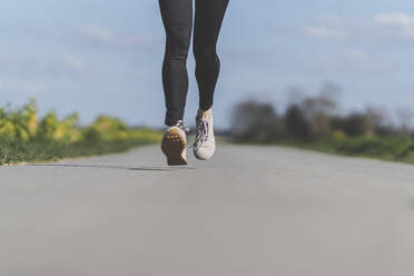 Joggerin auf Feldweg, Taille nach unten - CHPF00656