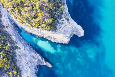 Spanien, Balearische Inseln, Santanyi, Luftaufnahme der Klippen von Calo den Perdiu im Naturpark Mondrago - SIEF09699