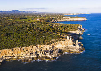 Spanien, Balearische Inseln, Santanyi, Luftaufnahme der Küstenklippen und des Torre den Beu - SIEF09700