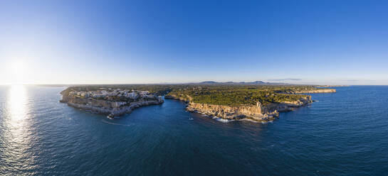 Spanien, Balearen, Santanyi, Luftpanorama der Steilküste von Cala Figuera bei Sonnenuntergang - SIEF09704